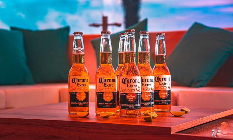 Corona biertjes op tafel